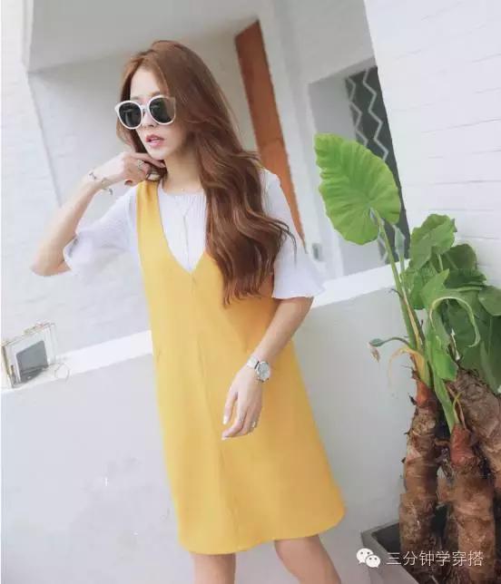 吊带裙有点露怎么穿,吊带裙太露了怎么搭配