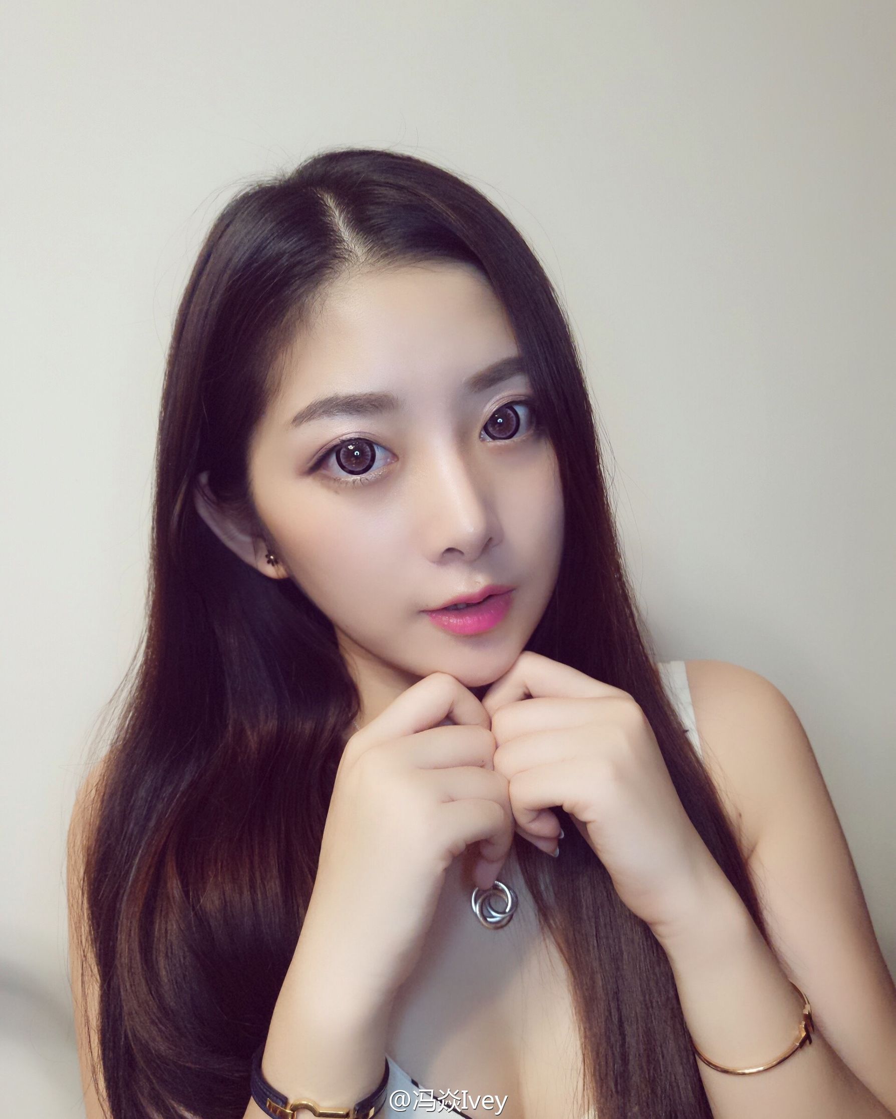 网红冯焱亲测美图V4s雅致版自拍iPhone6s被秒成渣！