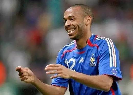 适合跟有投射的中锋打的战术,中锋比较强势的战术