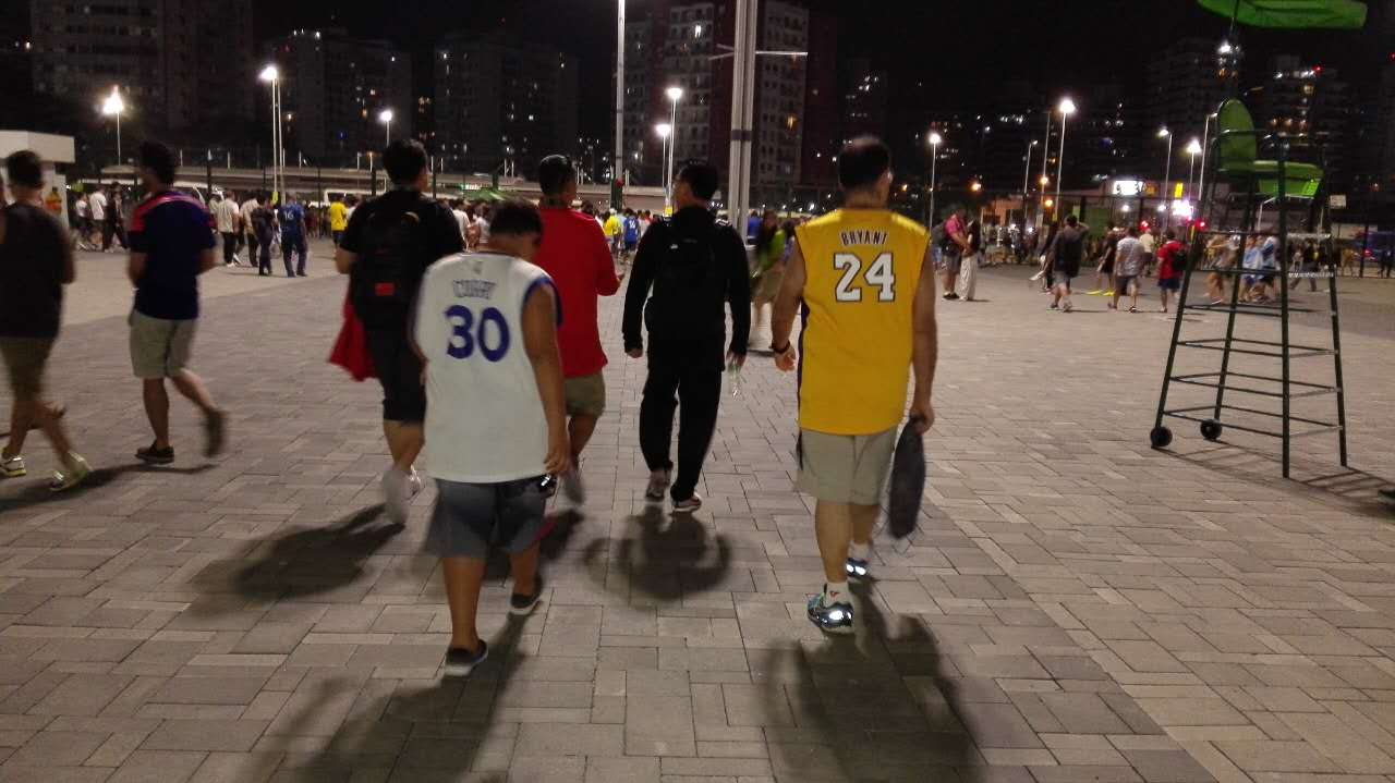 在足球场上看到球就兴奋是天赋吗,足球和篮球在世界上谁更受欢迎呢