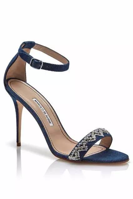 除了puma毛绒拖,蕾哈娜还设计了你不容错过的牛仔鞋哦