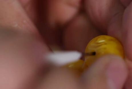 蜜蜡鸡油黄为什么打孔那有条线,老蜜蜡鸡油黄打紫光没有荧光反应