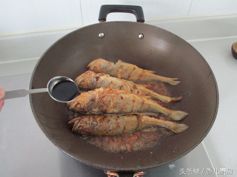 煎鱼掉皮怎么继续做红烧鱼,煎鱼怎么不粘锅不掉皮红烧