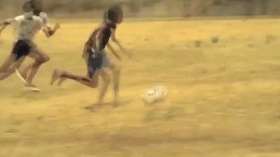 足球奥巴马名场面,奥巴马踢足球视频