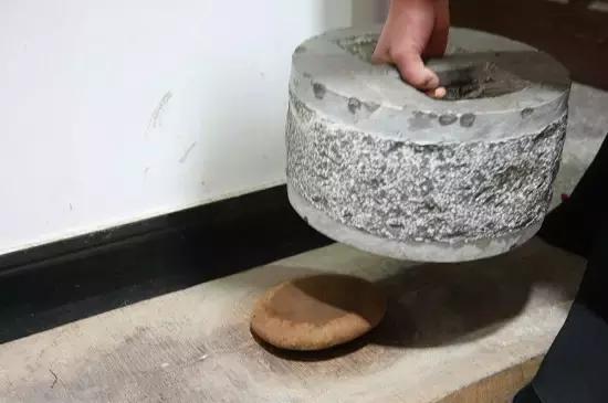 机器压茶饼,全自动40吨压茶饼机视频