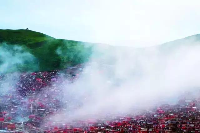 色达红色房子在哪,色达震撼的红房子