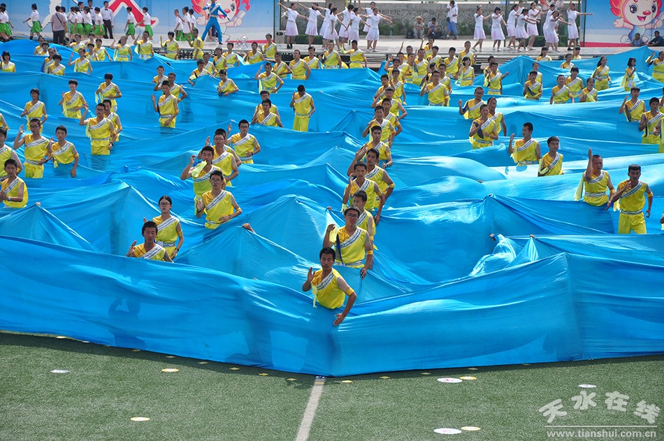 爸爸看到夏令营的女儿晒黑了,爸爸看到女儿军训被晒黑