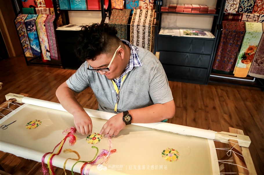 寰行中国,我在荆州古城学楚绣
