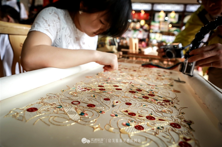 寰行中国,我在荆州古城学楚绣