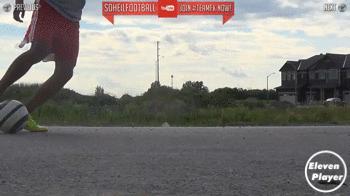 足球左扣右拨变向运球过人,足球变向摆脱技巧图解