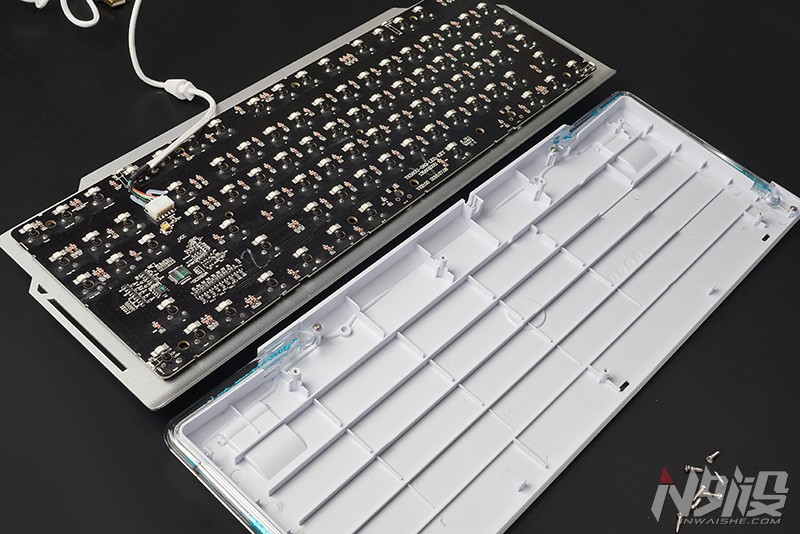 键盘也玩水冷?达尔优水耀EK815机械键盘拆解评测