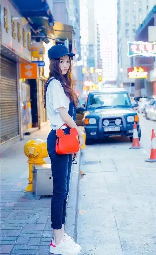 人见人爱的背带裤时髦减龄,背带裤减龄俏皮满满少女感