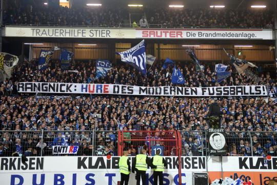 “天降牛头”不新鲜，看德国球迷是如何花式嘲讽莱比锡的
