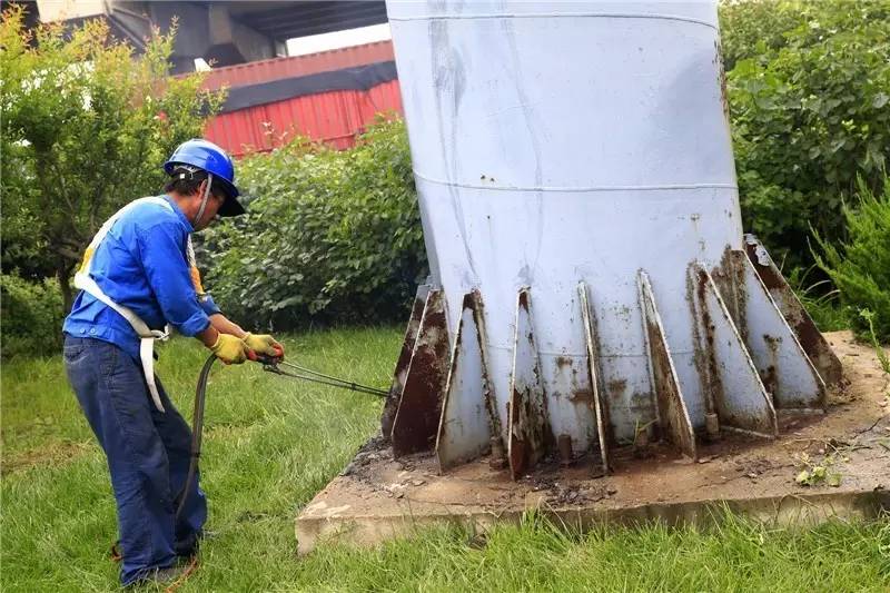 开发区违规违建清理方案,一酒吧违规广告牌被拆除