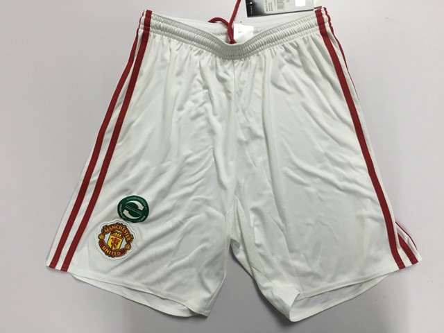 喏这就是梅西那件被摄影师撩走的短裤