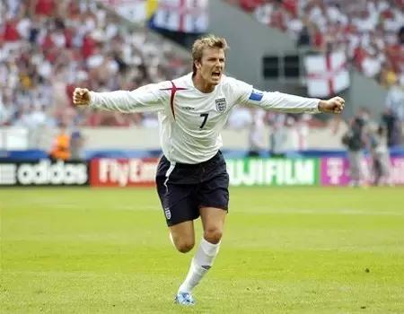 香蕉球怎么踢出弧线,足球怎么踢出香蕉球教学