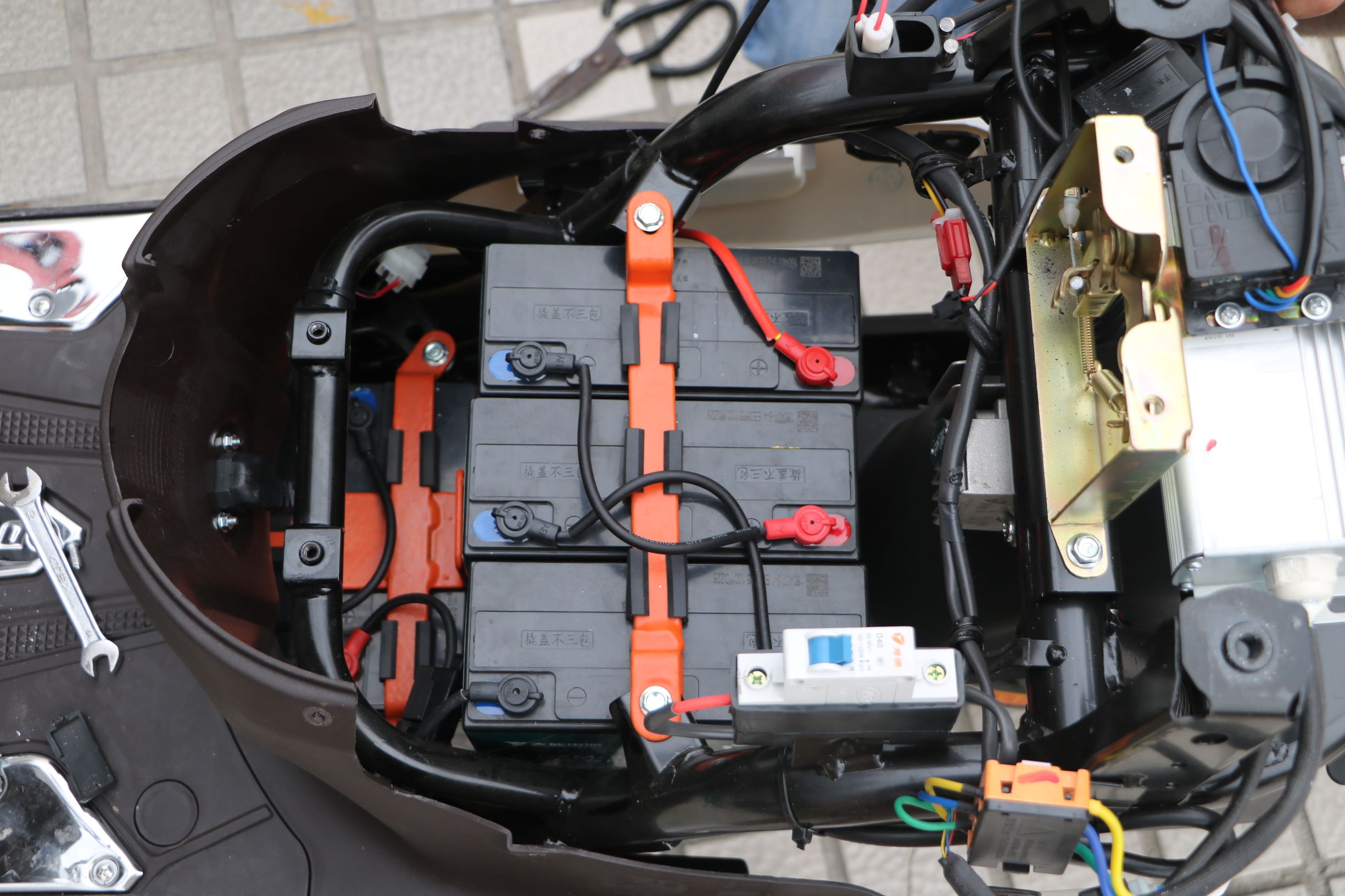 雅迪和小牛哪个更智能,雅迪比小牛更稳定