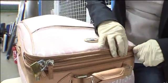 国外飞机上安检时丢失物品怎么办,坐飞机行李怎么放才不会被偷