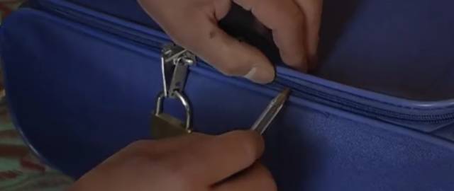 国外飞机上安检时丢失物品怎么办,坐飞机行李怎么放才不会被偷