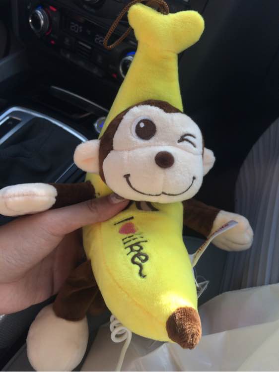 喝个酸奶都能踩空摔倒的笨狗，吃的比我都好！