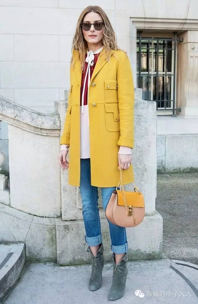 最时髦的人都在背两个包出门,最近都在背网红包包