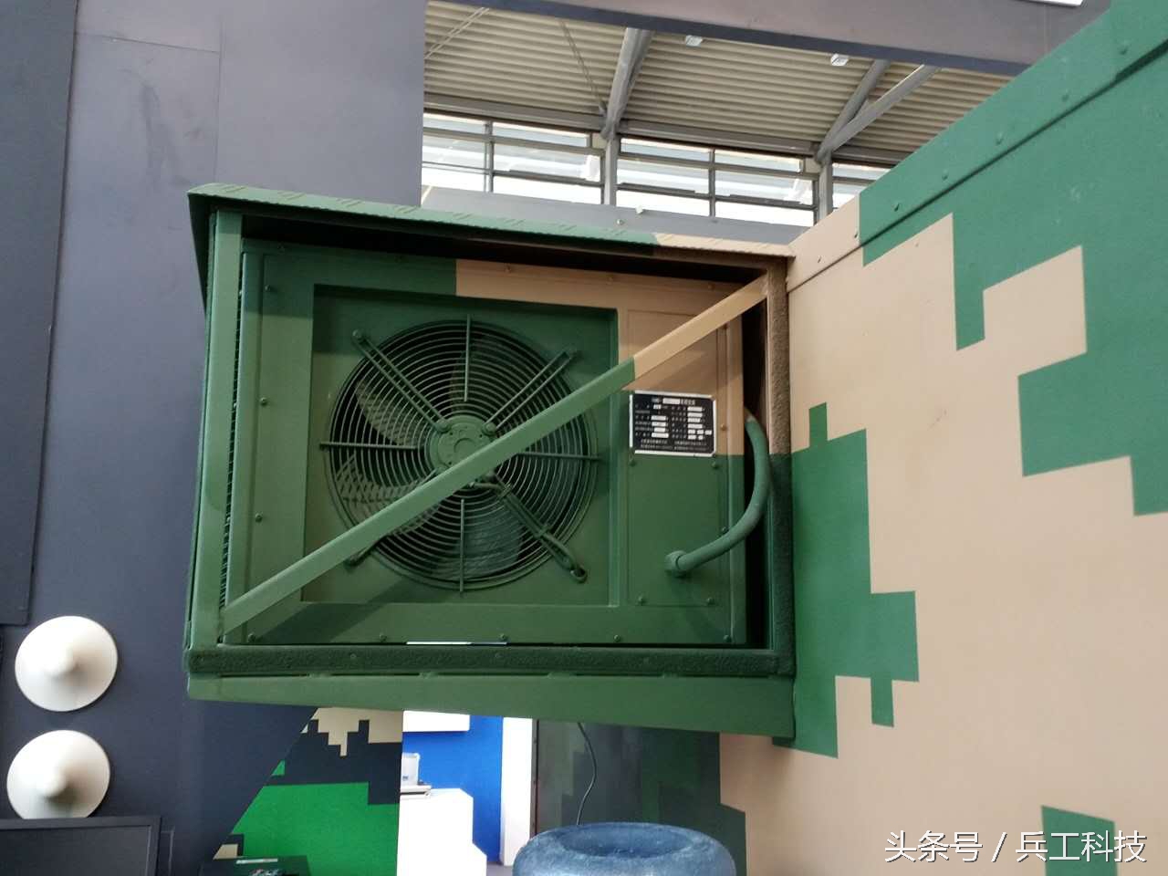 体验一把战场指挥官的感觉——*用军**指挥方舱内部揭秘