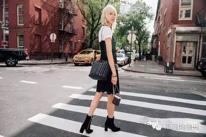 希腊公主背MK街拍任人看,帅劲略输超模