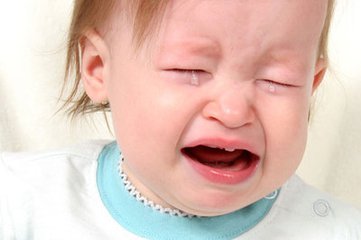 宝宝感冒鼻塞哭闹无法入睡,宝宝感冒呼吸困难喘气