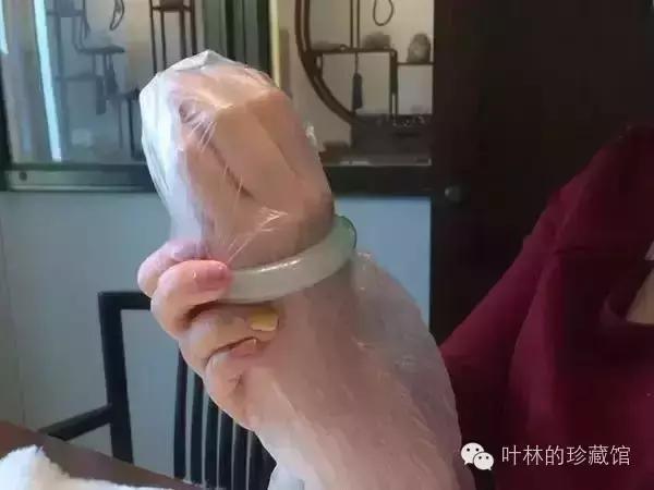 翡翠手镯和手表如何佩戴,女人佩戴翡翠手镯的图片