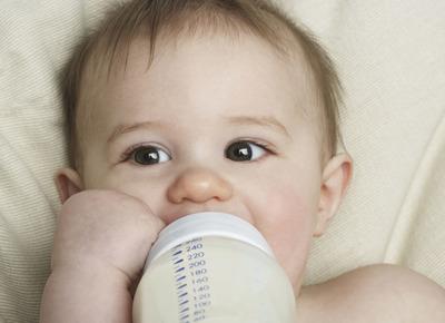 宝宝溢奶后打嗝是怎么回事,宝宝打嗝后又吐怎么回事