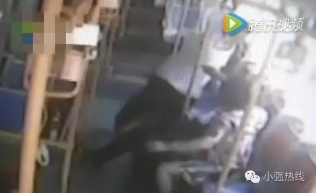 男子滑滑板摔倒抽搐后续,点赞男子醉倒街边民警及时救助