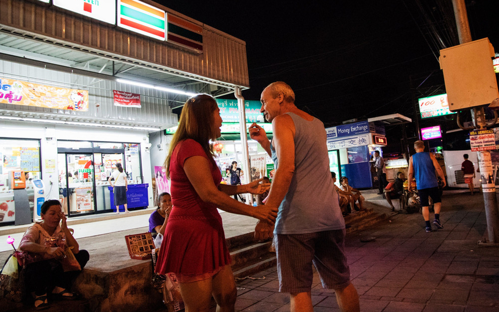 泰国芭提雅站在街头的女妖,泰国芭提雅街头金发女视频