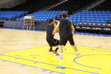 先抬起中枢脚再抬起非中枢脚投篮,转身后抬起中枢脚投篮会不会走步