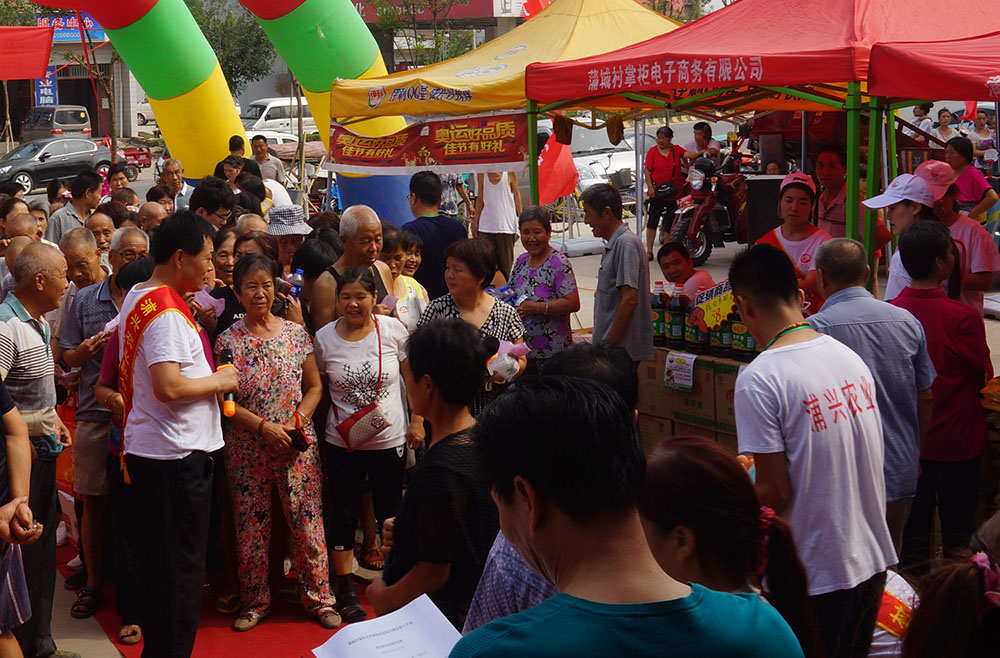 蒲城东陈“掌柜天天乐”活动正式启动，村民蜂拥而至抢实惠