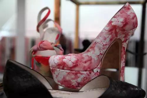 高跟鞋凉鞋磨脚怎么办,高跟鞋磨脚后跟怎么处理