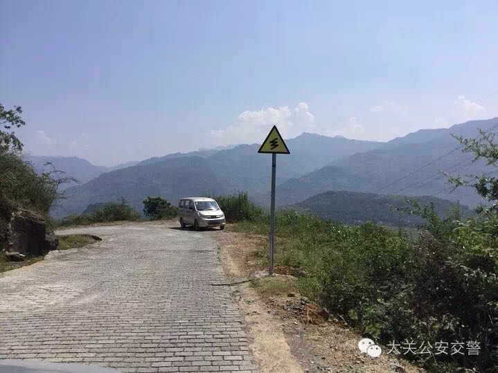 大关交警再建路旁“照妖镜”“金箍棒”望市民们珍惜