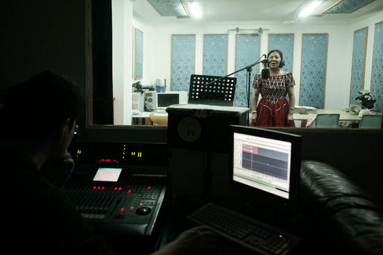 在同一栋建筑的地上和地下，我们拍摄了两个不同的世界