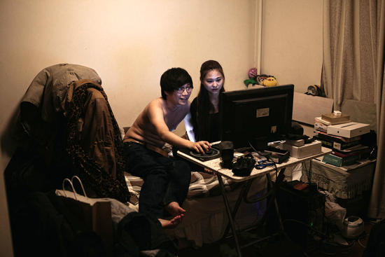 在同一栋建筑的地上和地下，我们拍摄了两个不同的世界