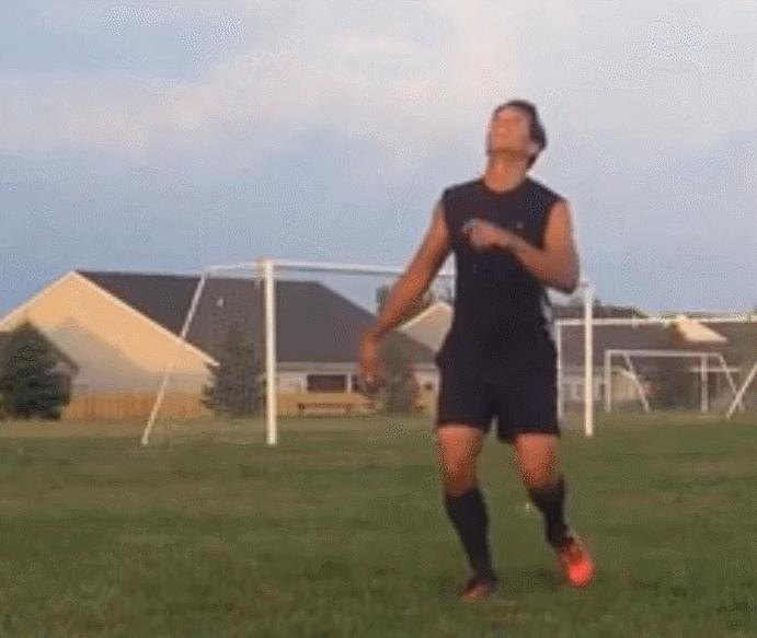 高空球拿球摆脱技巧,背身停高空球的技巧