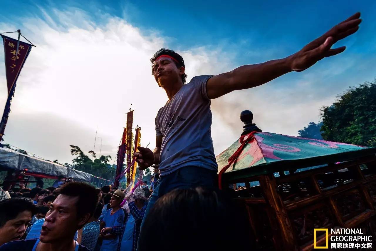 海南祭神灵历史由来,海南风俗穿杖仪式