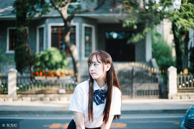 小说：门户洞开，霞光万道，祂岀现了，一个个如临大敌