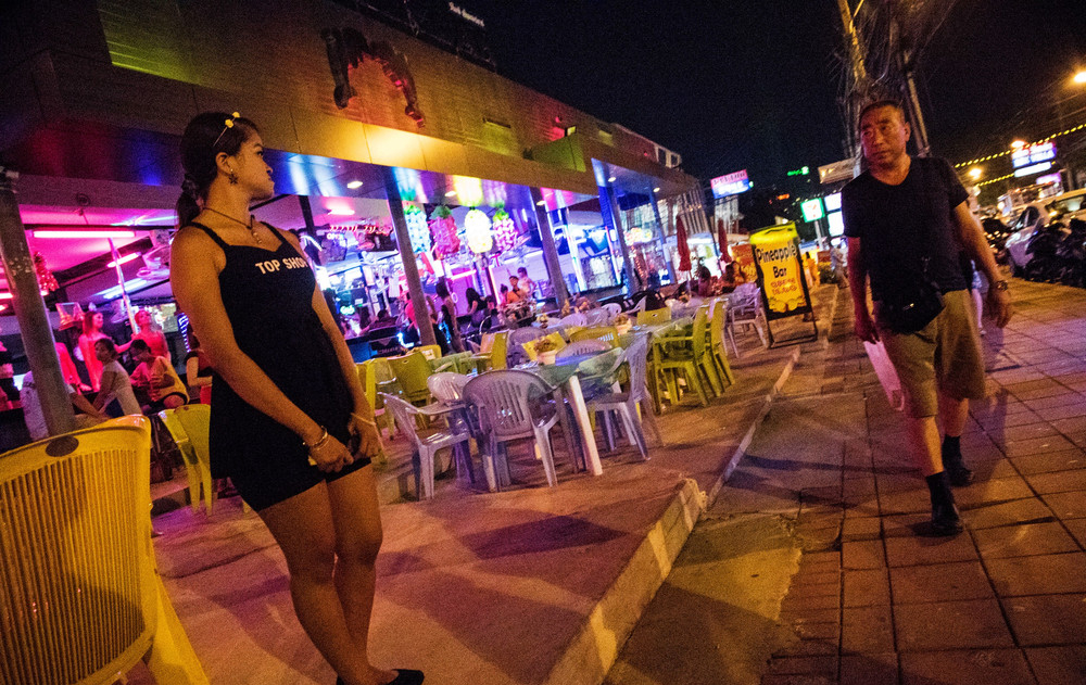 泰国芭提雅站在街头的女妖,泰国芭提雅街头金发女视频