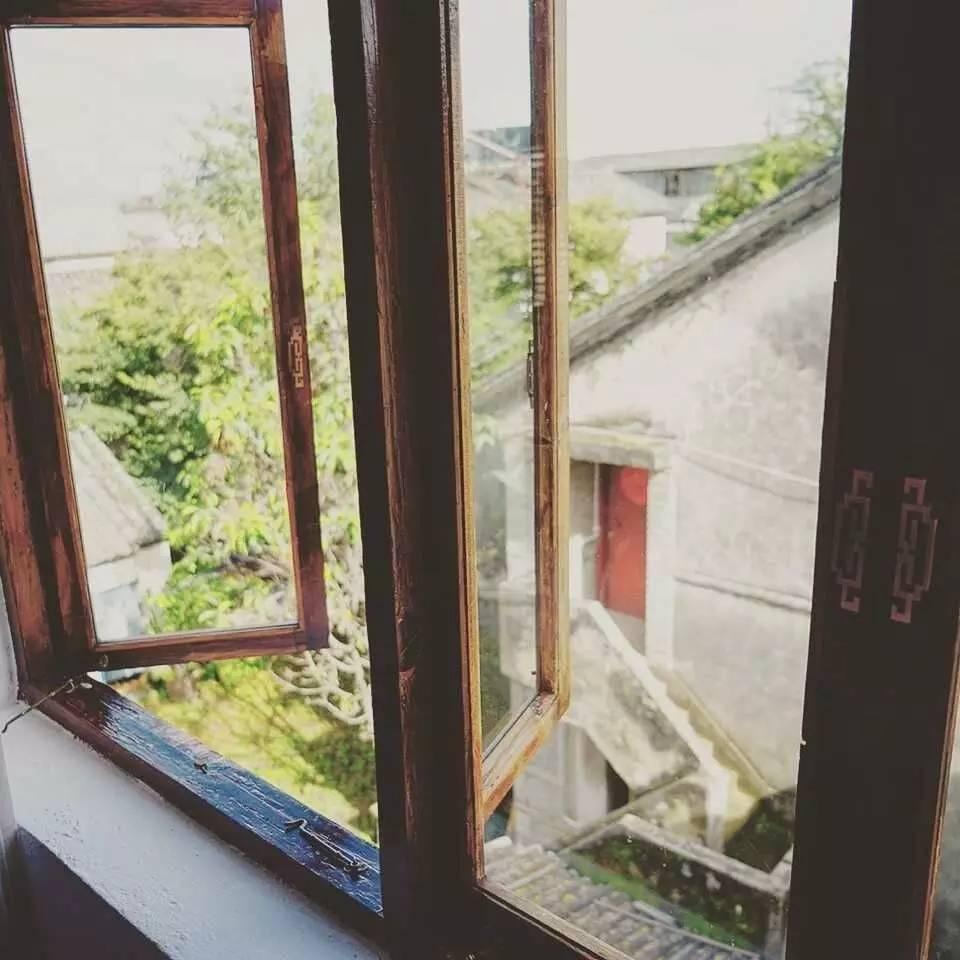 这位帅哥开着民宿却不好好做生意天南海北收藏好物分享给游客