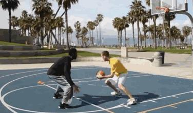 篮球教学防守基本功,篮球防守是应该侧身还是正面防守