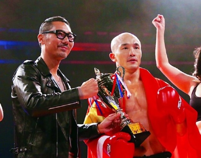 “武僧”一龙备战日本强敌吃冰葡萄，专业粉丝提醒：饮食不健康