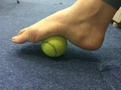 跑步足底筋膜炎后期如何康复训练,足底筋膜炎穿什么鞋跑步