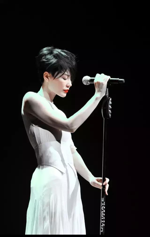 王菲的衣品真的很棒,王菲的穿衣品味绝了