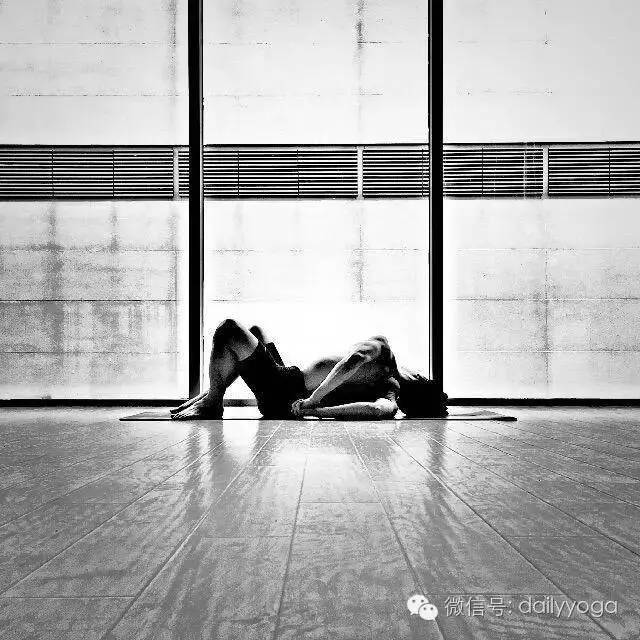 山式是瑜伽最基础体式,基础好看的瑜伽体式