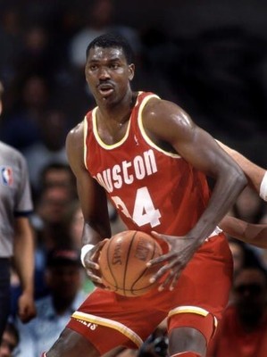 为什么抬起中枢脚投篮不是违例,在激烈的攻防对抗中如何正确投篮