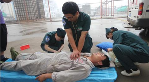 老人摔倒不扶老人去世要负什么责,老人摔倒没人敢扶好心姑娘送医院